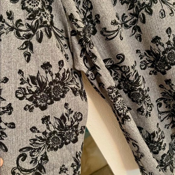 ➕size Emaline Woman Grey/Navy Floral Top Sz 2X - Picture 3 of 6
